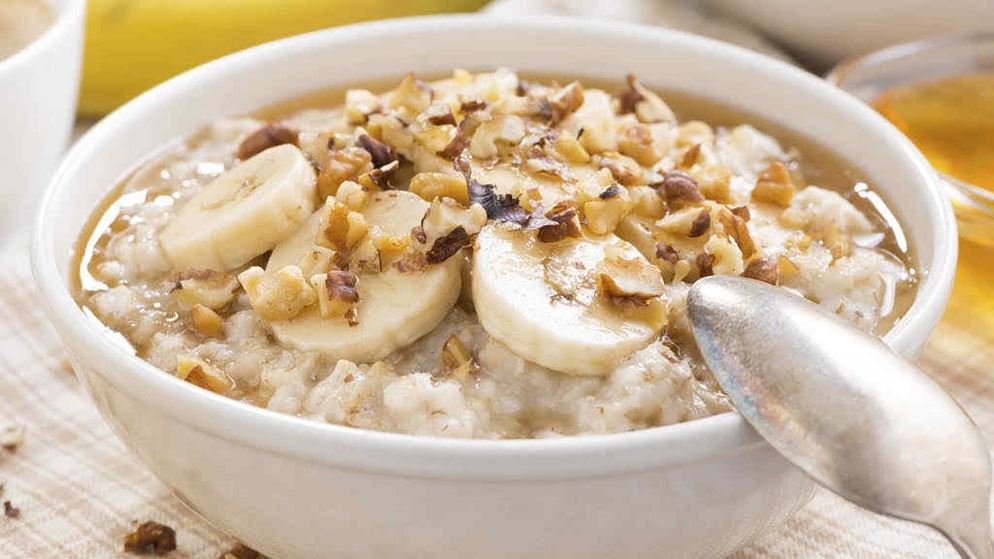 porridge-oats-in-a-bowl-with-banana-and-nuts